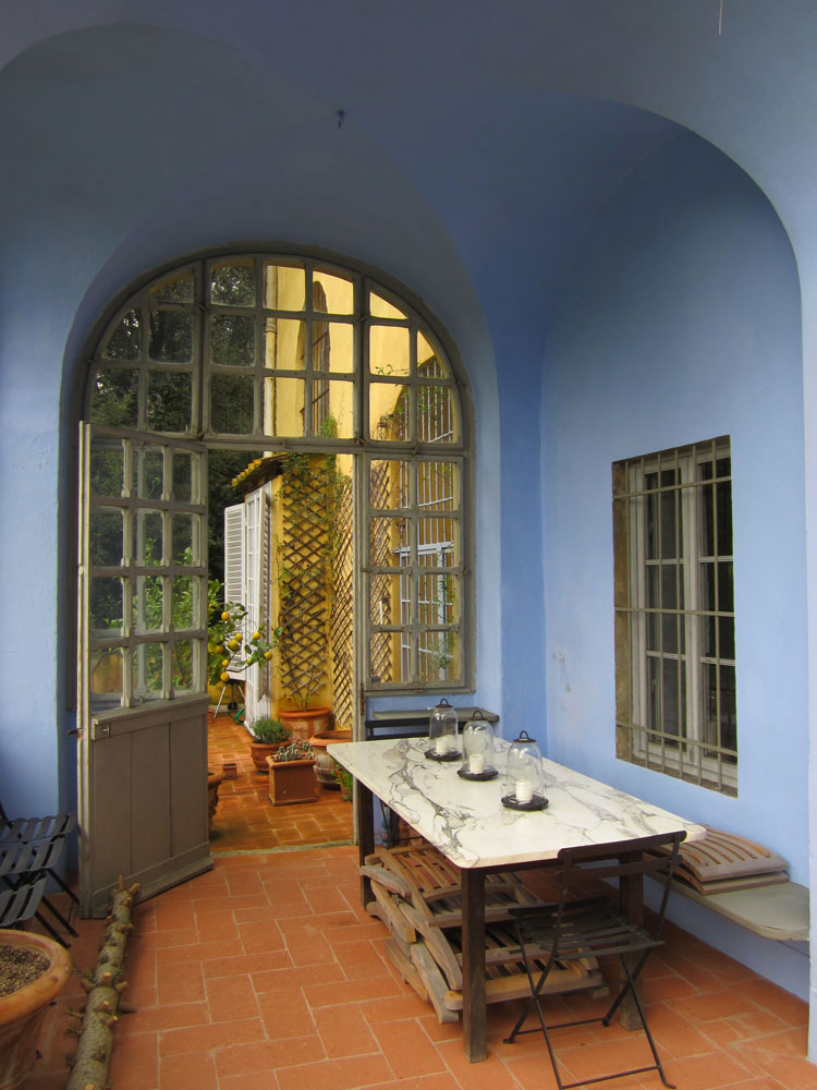 Terrasse mit Tisch und Zitronenbaum, San Francesco di Paola