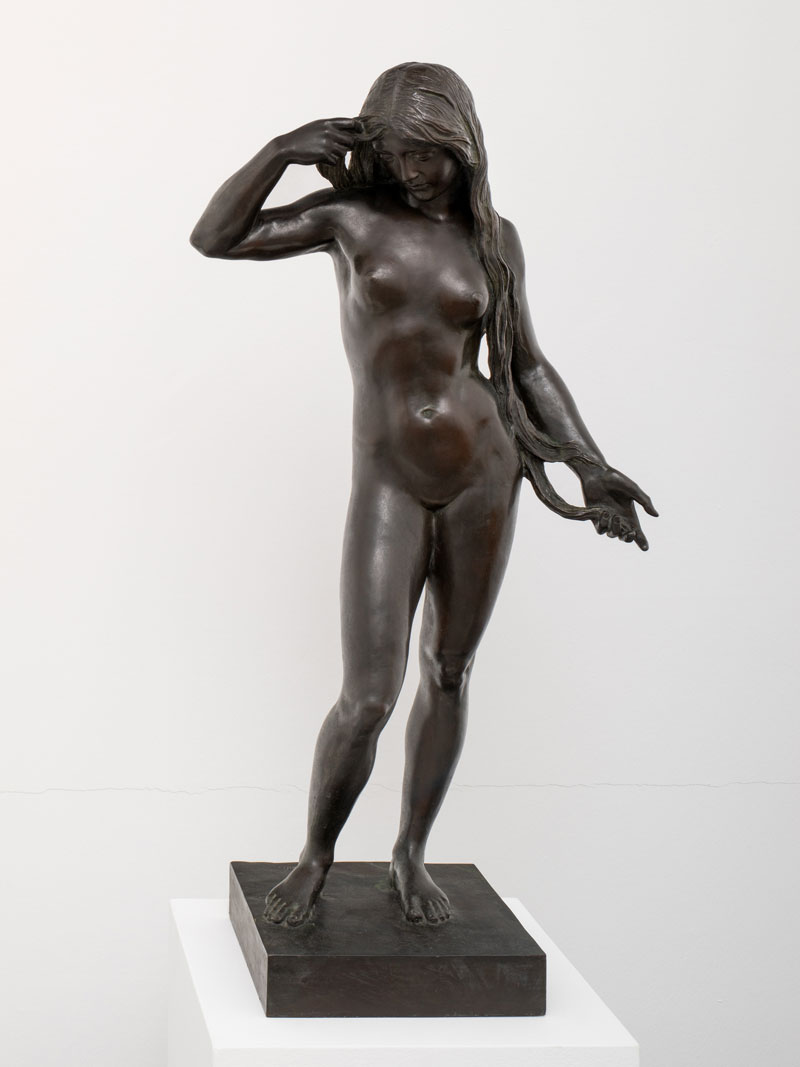 Weibliche stehende Bronzefigur, nackt mit langen Haaren. Skulptur von Irene Georgii-Hildebrand