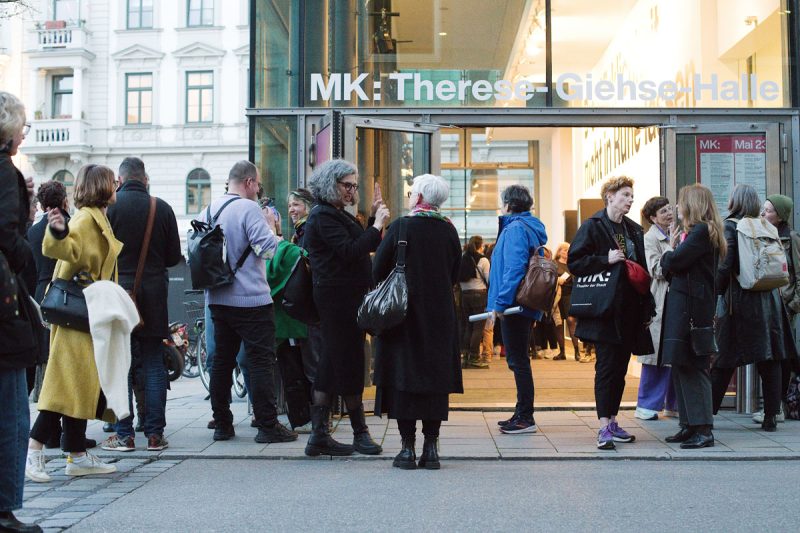 Menschenmenge vor der Therese-Giehse-Halle der Münchner Kammerspiele.