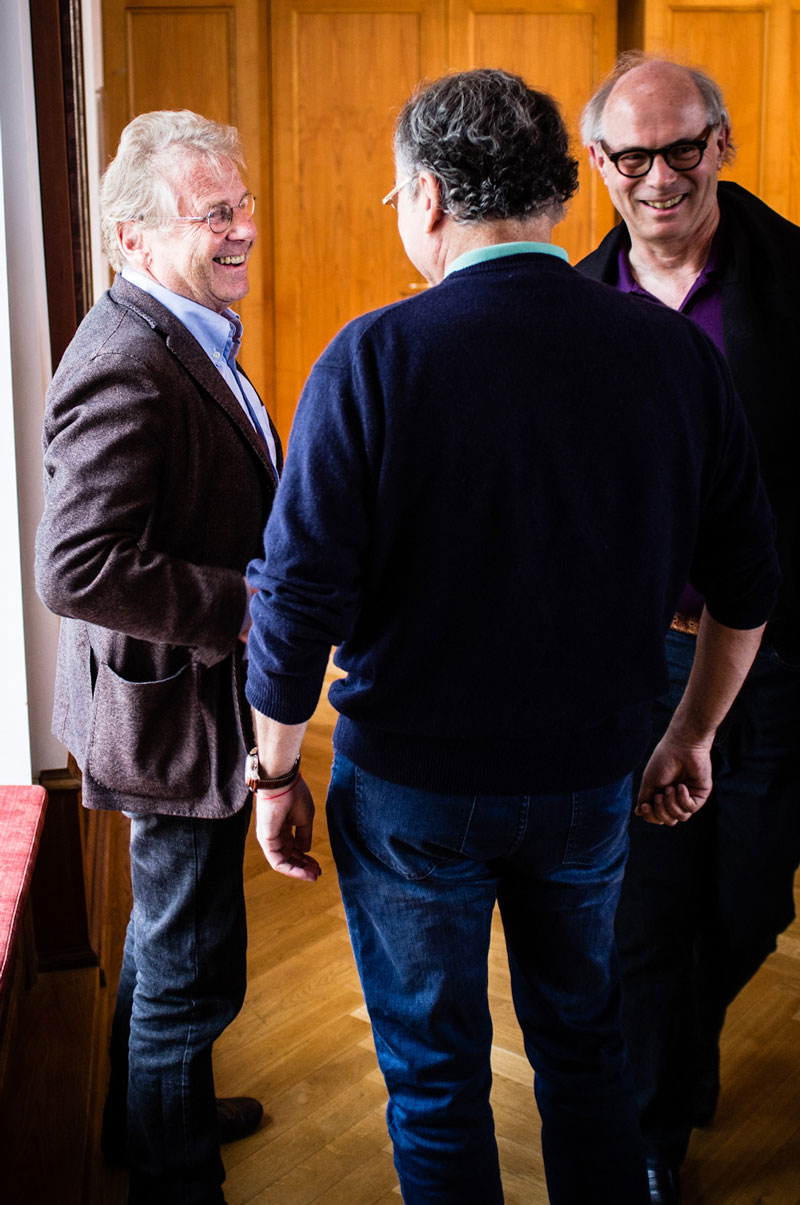 Drei Männer stehen zusammen im Gespräch: Daniel Cohn-Bendit im Gespräch mit Zentralratspräsident Dieter Graumann und Roman Rosenstein (Zürich) bei Tarbut 2013