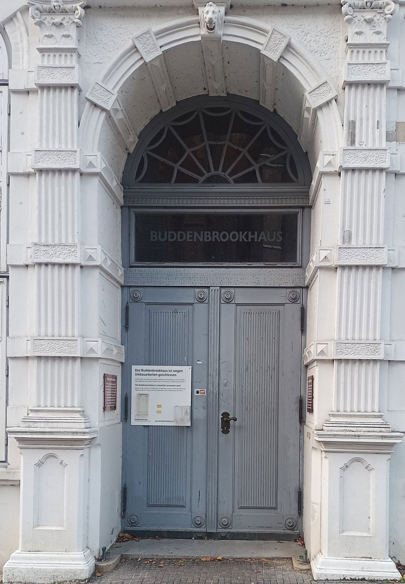 Blick auf den Eingang des Buddenbrookhauses - Under Construction. © Tina Rausch