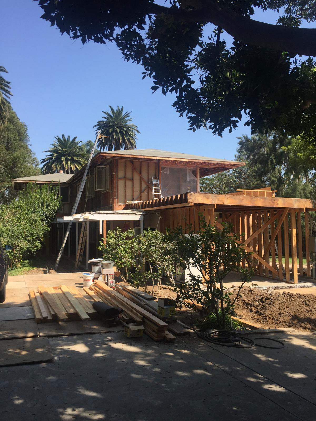 Blick auf das Thomas Mann House in Pacific Palisade mit Holzarbeiten - under construction 2017