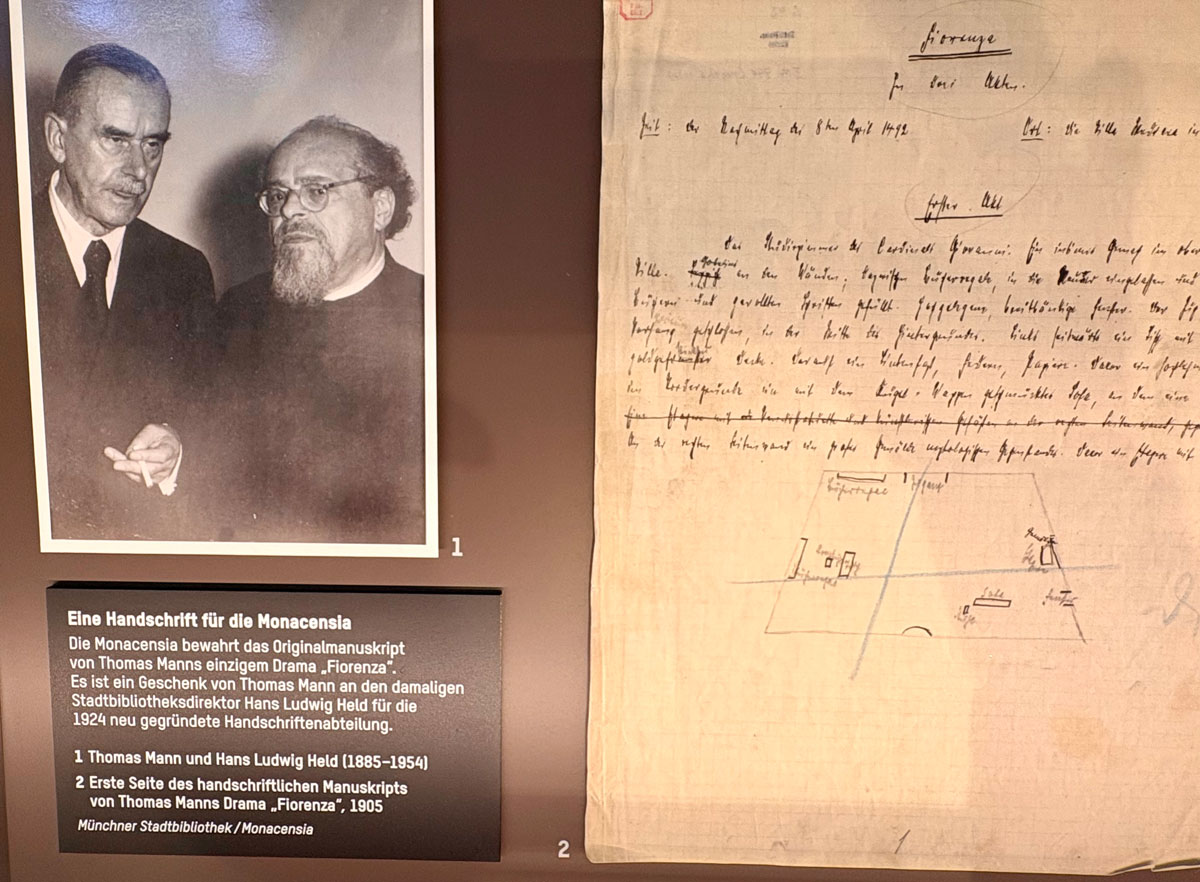 Blick in Ausstellungsvitrine: links Foto von Thomas Mann mit Hans Ludwig Held, rechts: erste Seite von "Fiorenza"