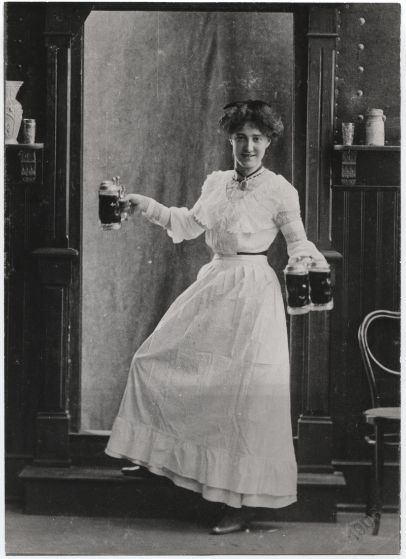 Frau in einem historischen, weißen Kostüm mit drei Bierhumpen in den Händen: Tilly Wedekind.