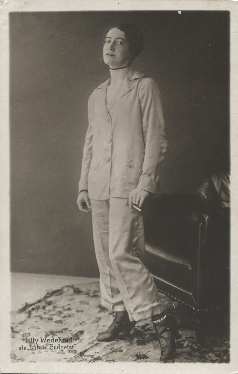 Historisches Foto um 1912: Frau in einem Schlafanzug mit Absatzschuhen und Zigarette: Tilly Wedekind.