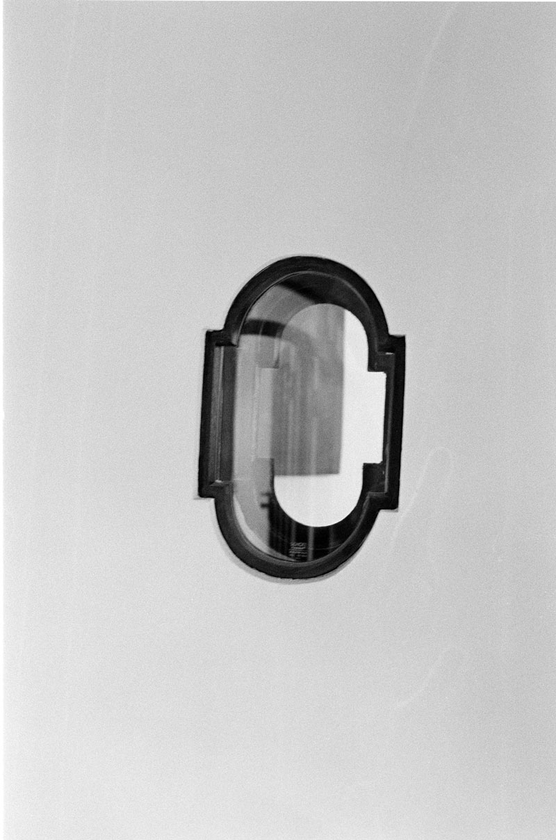 Blick vom Treppenhaus der Monacensia auf das installierte Werk «Speicherarchitektur». © Miriam Salmander